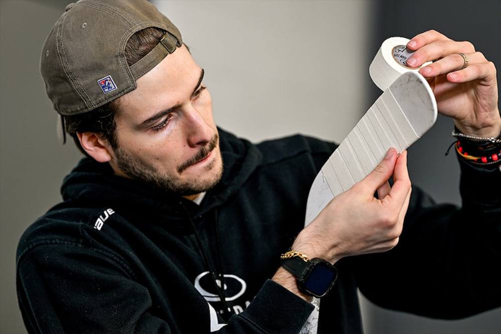 Taping a hockey stick blade